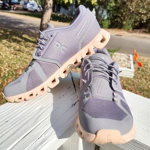 On Cloud 5 Running shoes Women’s Size 8 color Zinc shell $150